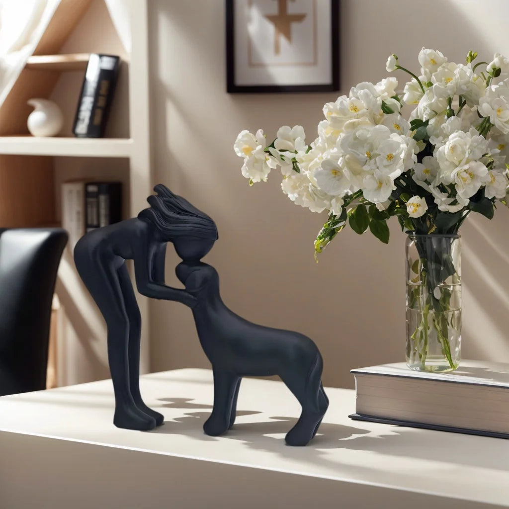 Escultura decorativa em resina representando uma menina carinhosa ao lado de um cachorro.