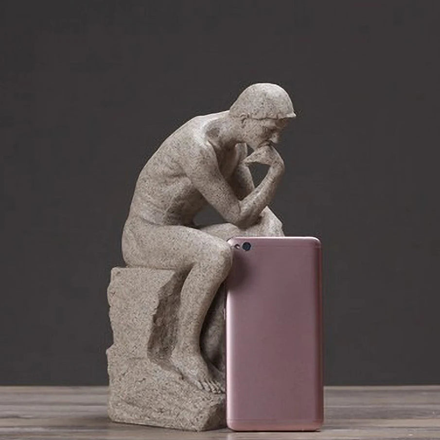 A Estátua Pensador Estilo Nórdico Minimalista é uma peça sofisticada que une arte e significado