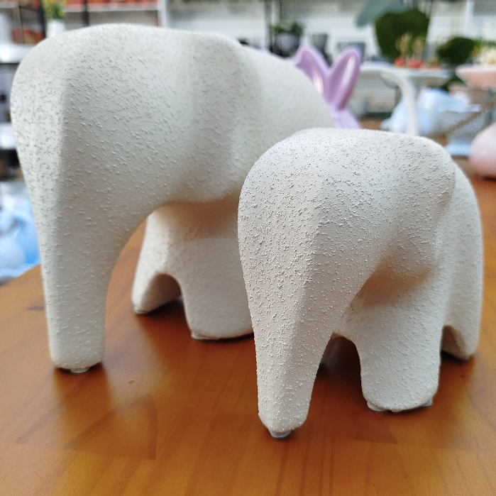 Elefante decorativo em cerâmica em composição de prateleira