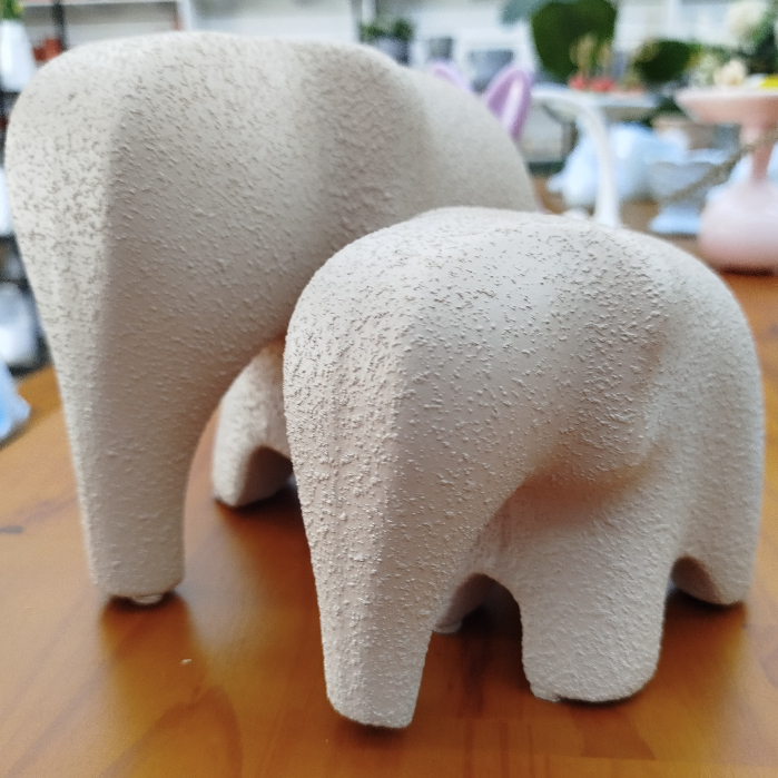 Estatueta de elefante família em cerâmica vista de ângulo superior