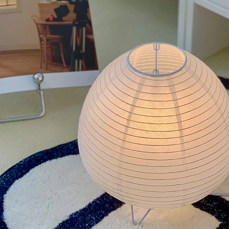 Luminária de mesa LED estilo japonês bamboo  em alumínio branco com cúpula de papel de arroz.