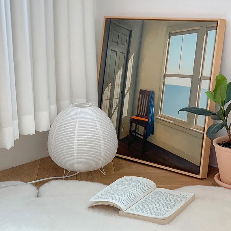 Luminária de mesa LED estilo japonês bamboo  em alumínio branco com cúpula de papel de arroz.