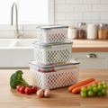 Kit 3 potes herméticos com cestos internos empilhados, com brócolis, cenouras e tomates na bancada