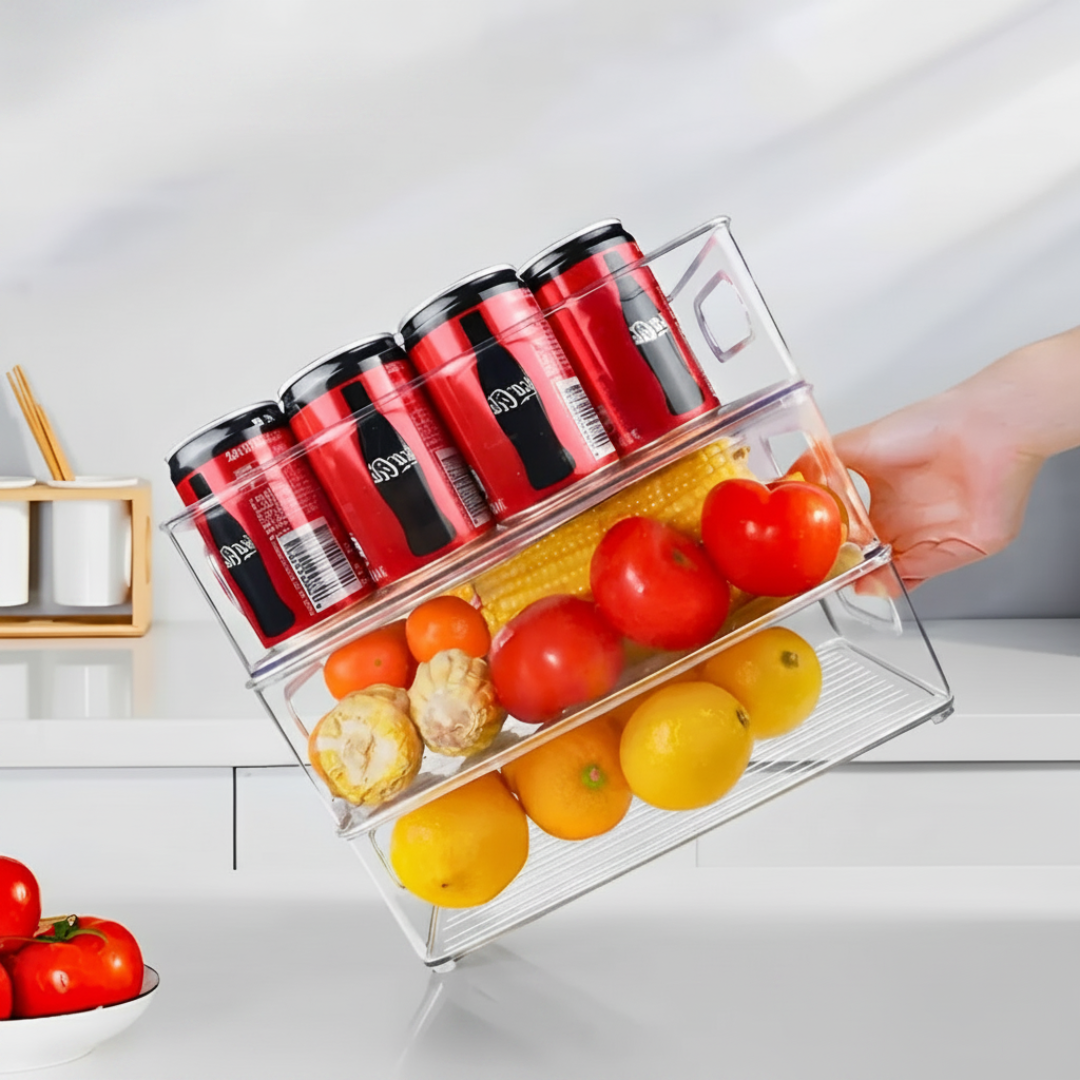 Dois organizadores de geladeira empilhados: um com latinhas e outro com tomates e frutas frescas