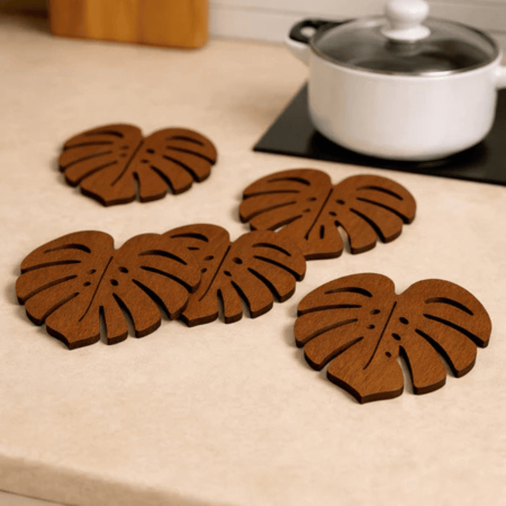 Kit Descanso de Panela e Porta-Copos Monstera – 6 Peças