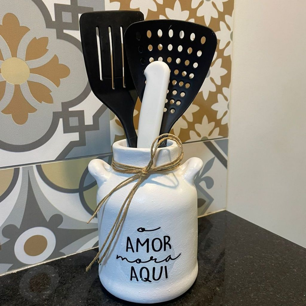 Leiteira decorativa de cerâmica artesanal com fios de rami — vista frontal