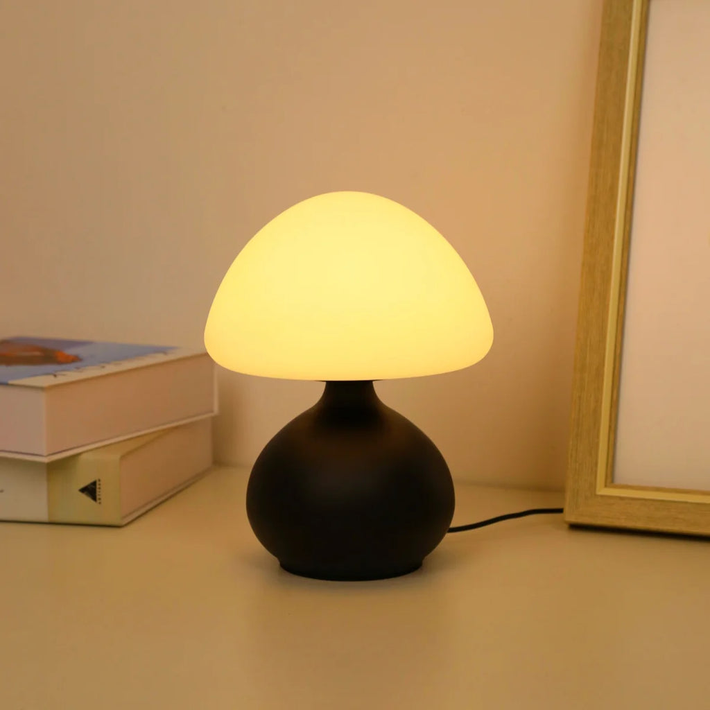 Luminária, abajur de mesa moderna em ferro preto, LED, estilo minimalista para quarto e escritório.
