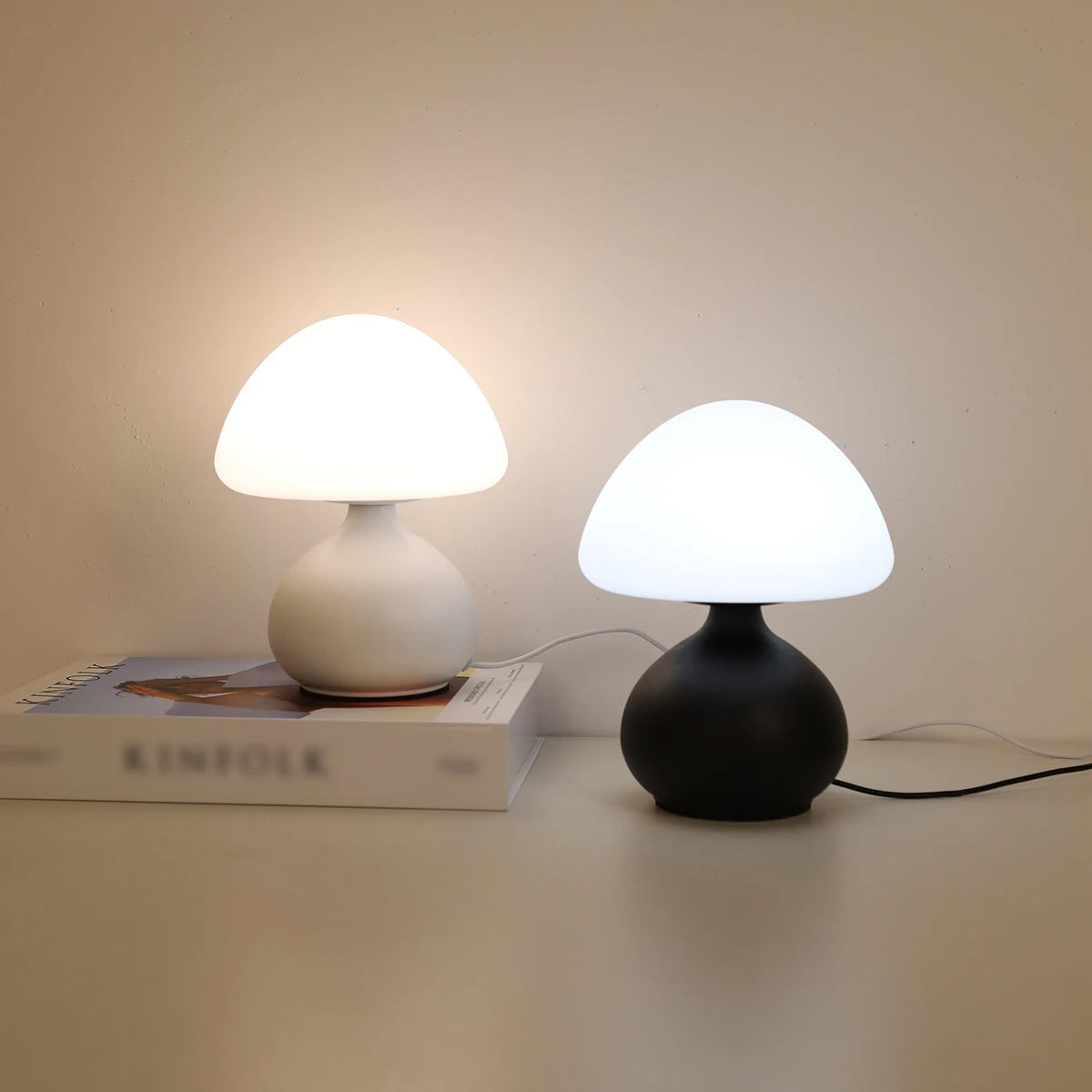 Luminária, abajur de mesa moderna em ferro preto, LED, estilo minimalista para quarto e escritório.