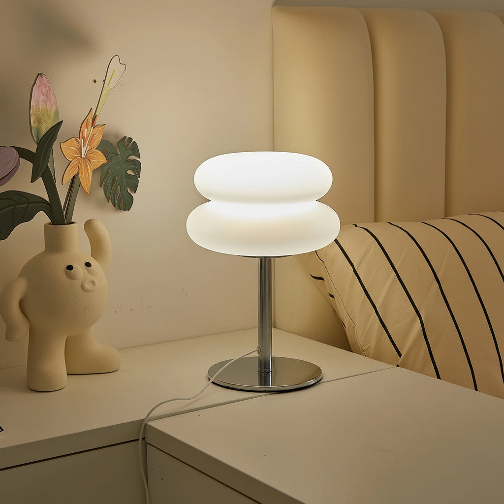 Luminária de mesa vidro soprado acesa em ambiente de quarto