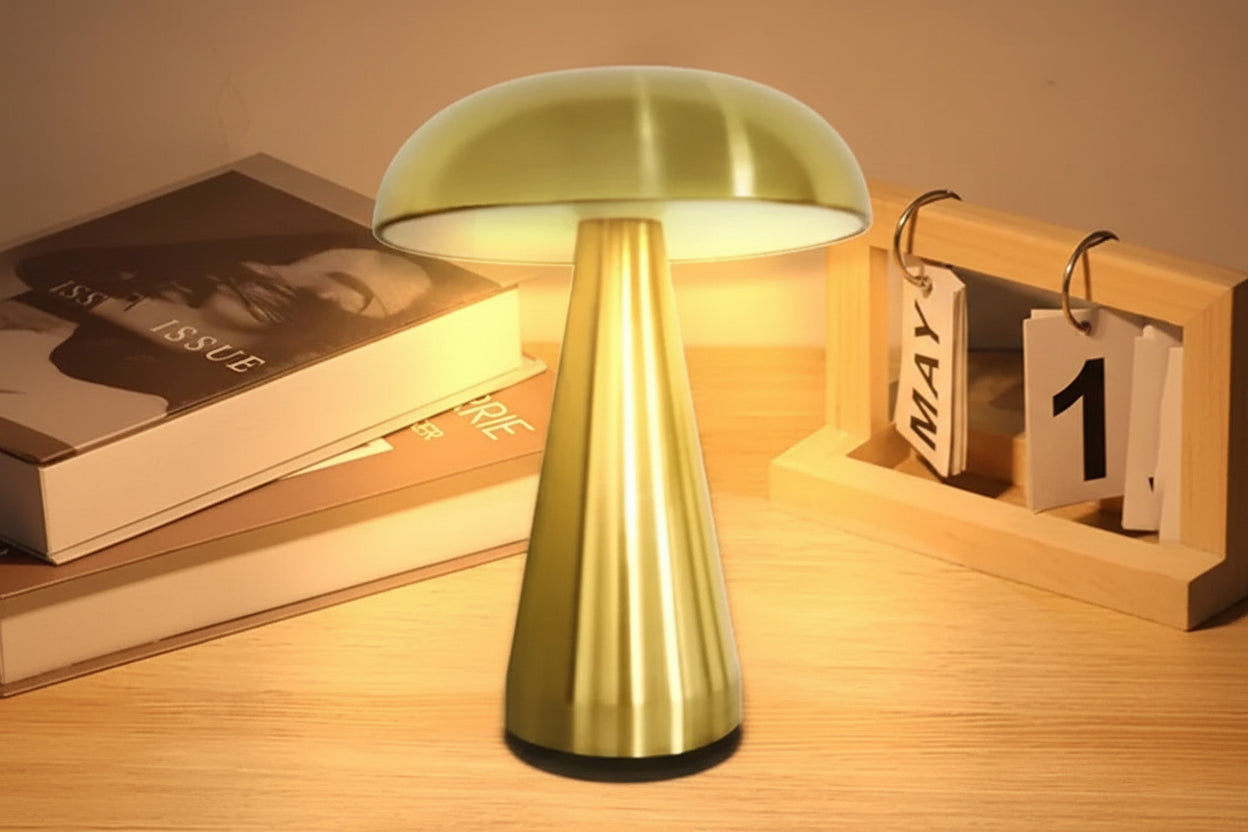 Luminária de Mesa Cogumelo LED moderna e recarregável, com design sofisticado em ouro, prata ou preto. Iluminação ajustável em 3 temperaturas de cor.
