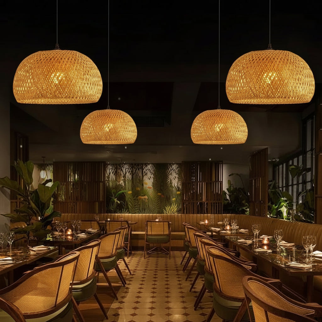 Luminária pendente cesto em bambu natural sobre mesa de restaurante