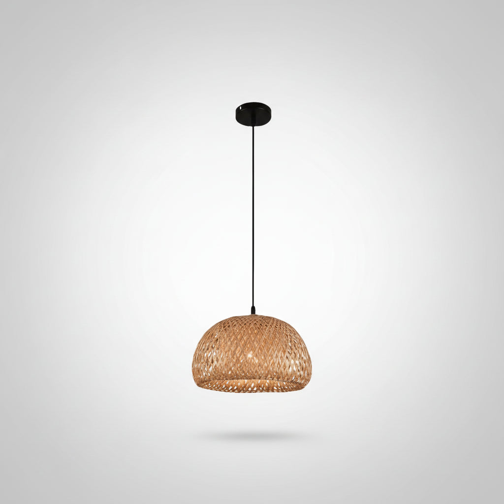 Interior iluminado da luminária pendente cesto bambu com luz difusa quente