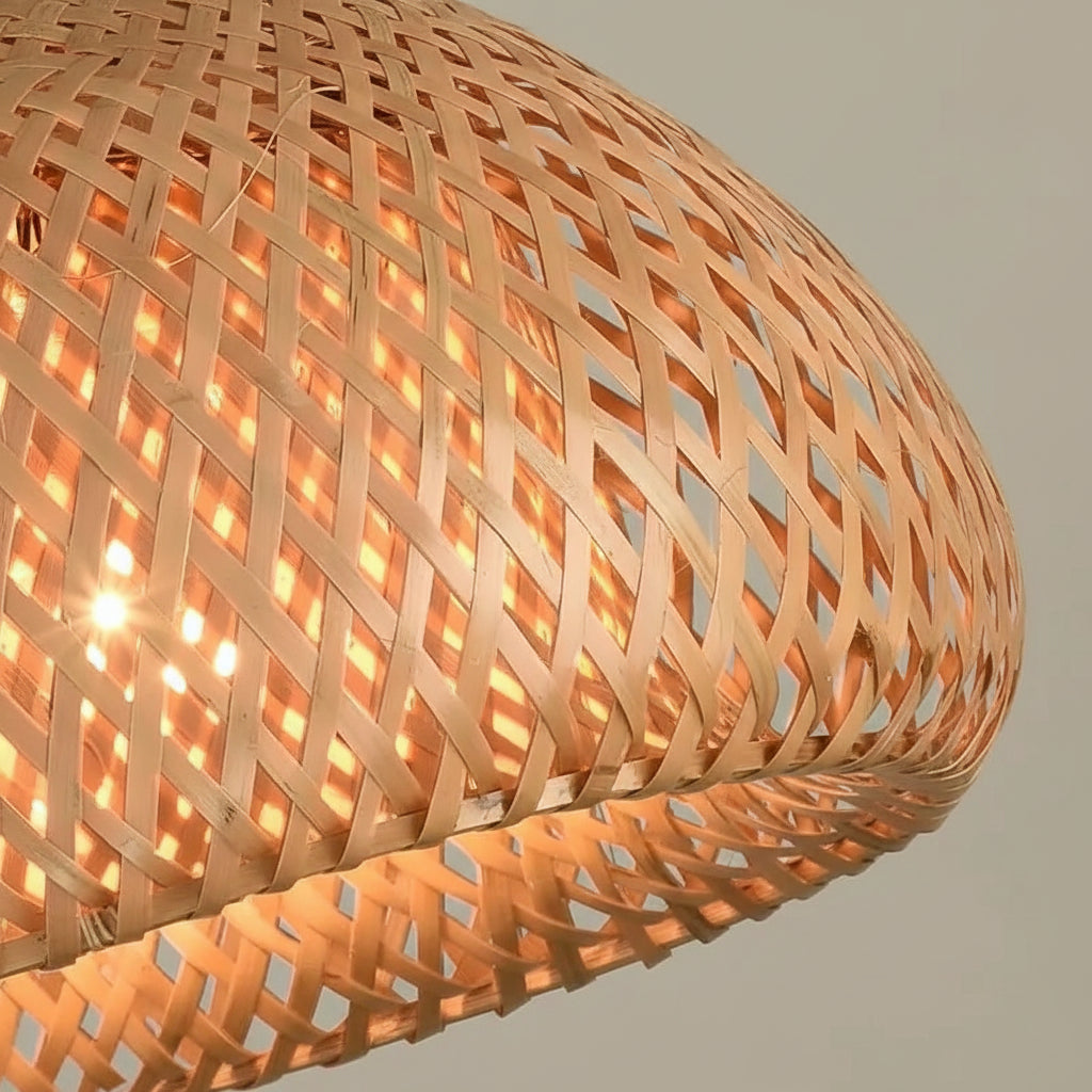 Vista inferior da luminária pendente cesto bambu mostrando difusão de luz