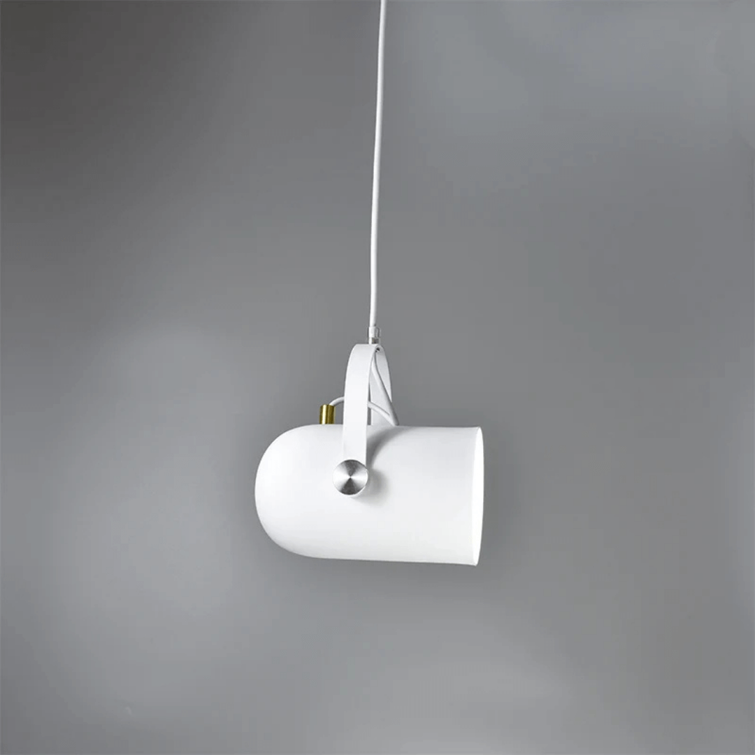 Luminária pendente BT30 alumínio acesa com luz quente difusa
