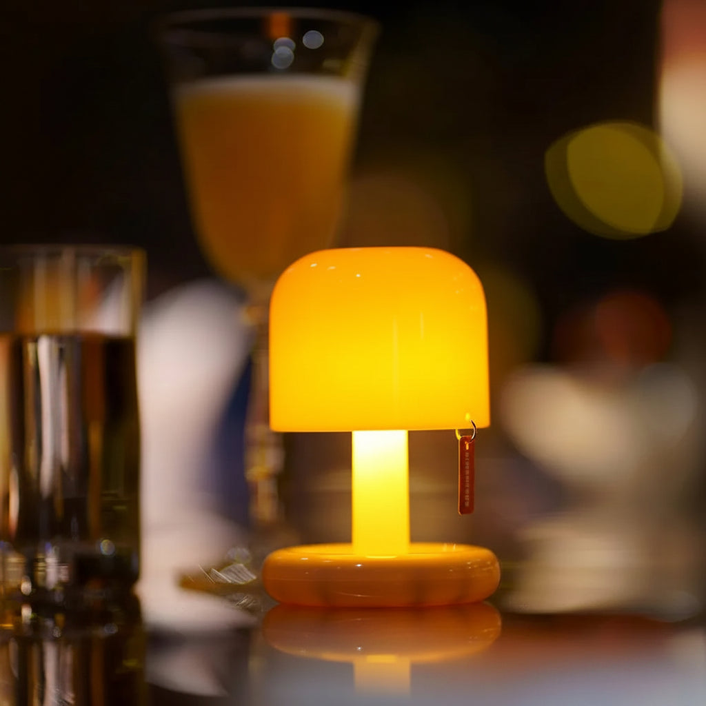 Luminária Sunset Cogumelo sobre mesa de quarto com carregamento USB