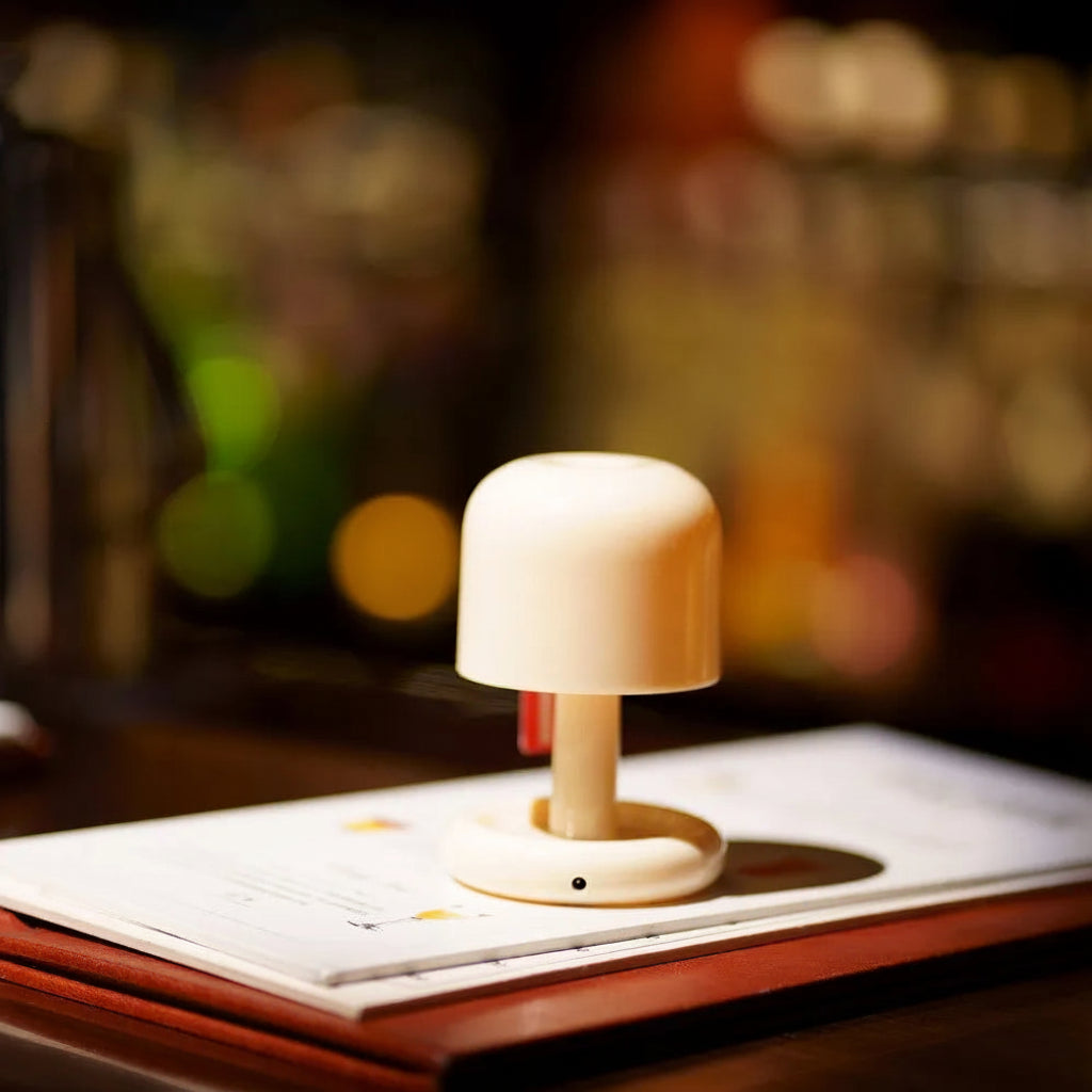Detalhe do cabo USB e base da luminária Sunset Cogumelo portátil