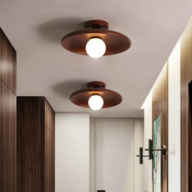 Luminária de teto moderna em madeira e bambu, design elegante e natural para iluminar com estilo ambientes internos.