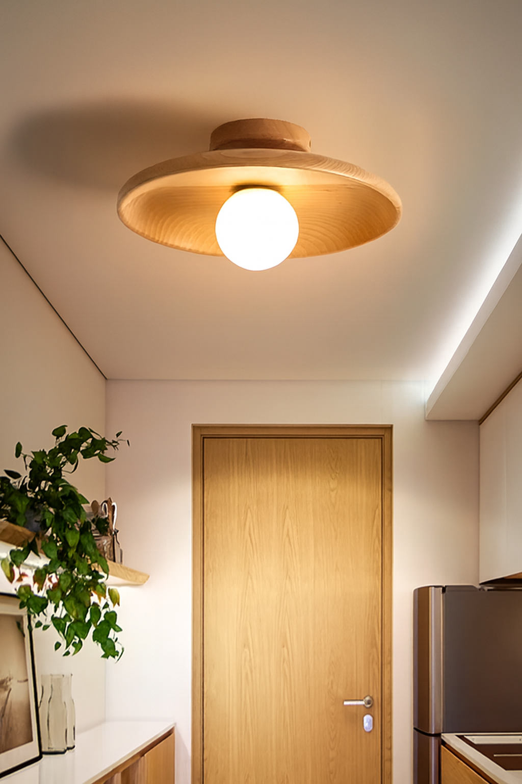 Luminária de teto moderna em madeira e bambu, design elegante e natural para iluminar com estilo ambientes internos.