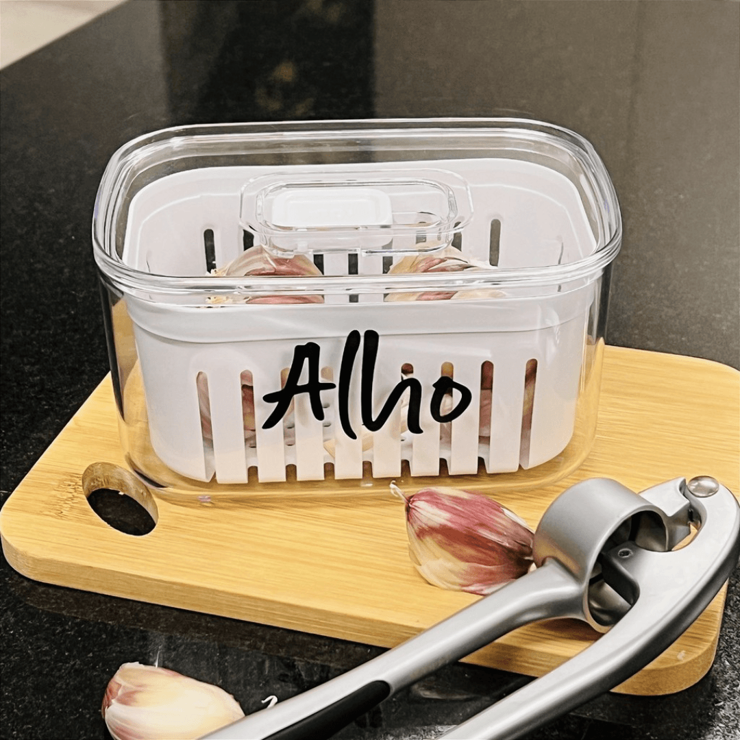 Organizador Clear Fresh com cesto interno e etiqueta Alho sobre tábua de bambu com amassador de alho