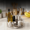 Organizador giratório 360° transparente com azeites e condimentos sobre bancada de cozinha