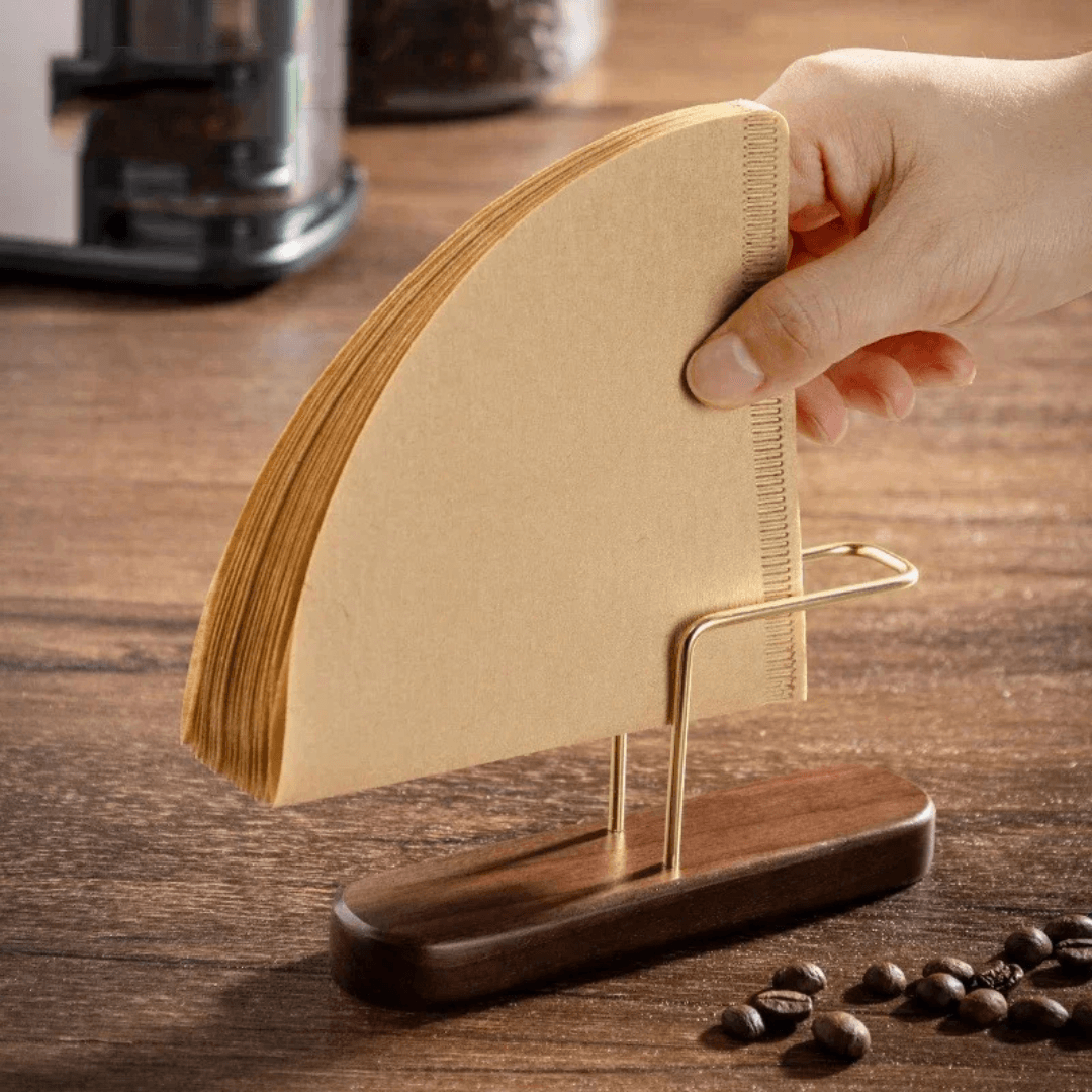 Porta filtros de café em madeira e latão sobre bancada