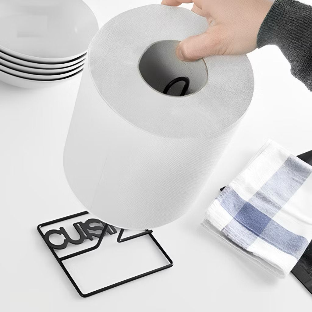 Suporte porta papel toalha metálico preto com base de bambu sobre bancada de cozinha