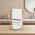 Porta toalha de bancada dourado fosco Arthi sobre pia do lavabo – ViaHome