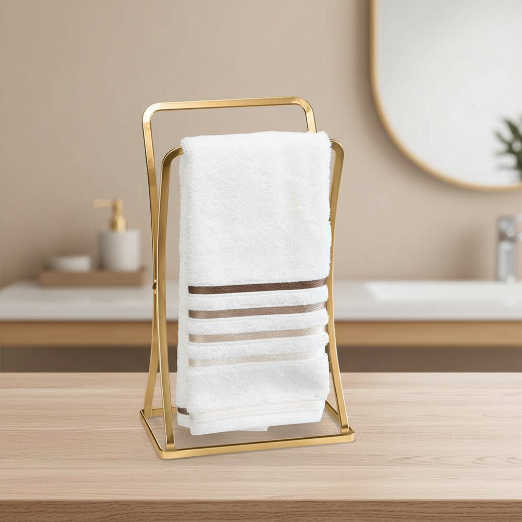 Porta toalha de bancada dourado fosco Arthi sobre pia do lavabo – ViaHome