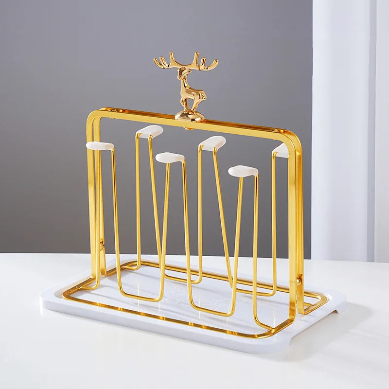 Rack organizador de copos nórdico em ferro dourado com bandeja branca, vista frontal sem copos
