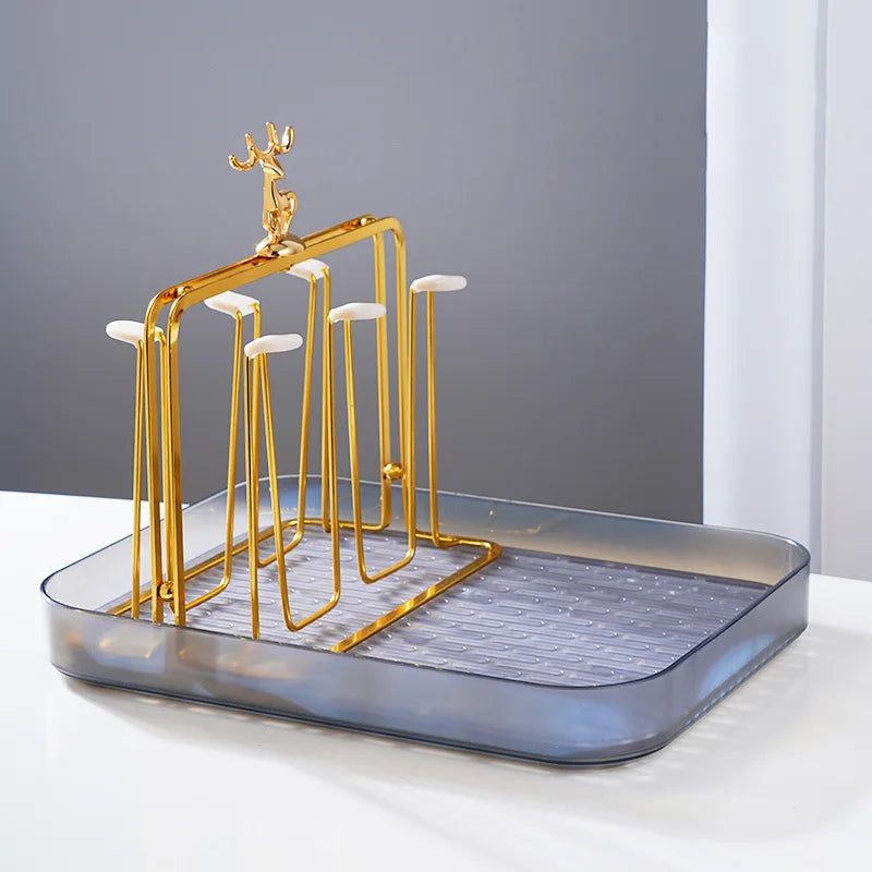 Rack organizador de copos nórdico em ferro dourado com bandeja cinza, vista lateral sem copos