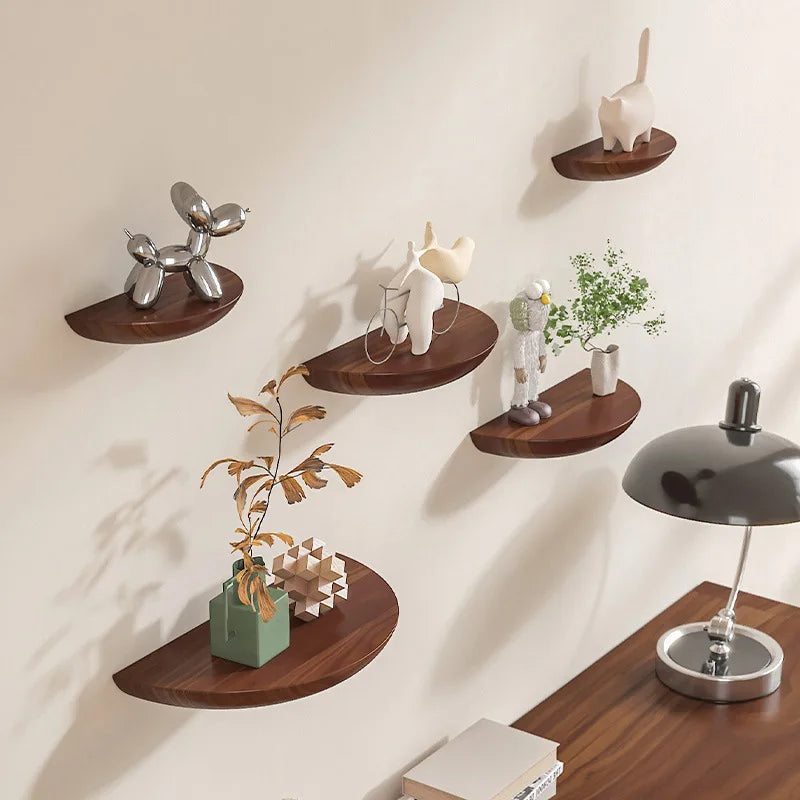 Suporte de parede em madeira, resistente e ecológico. Ideal para objetos diversos. Instalação fácil e design natural.