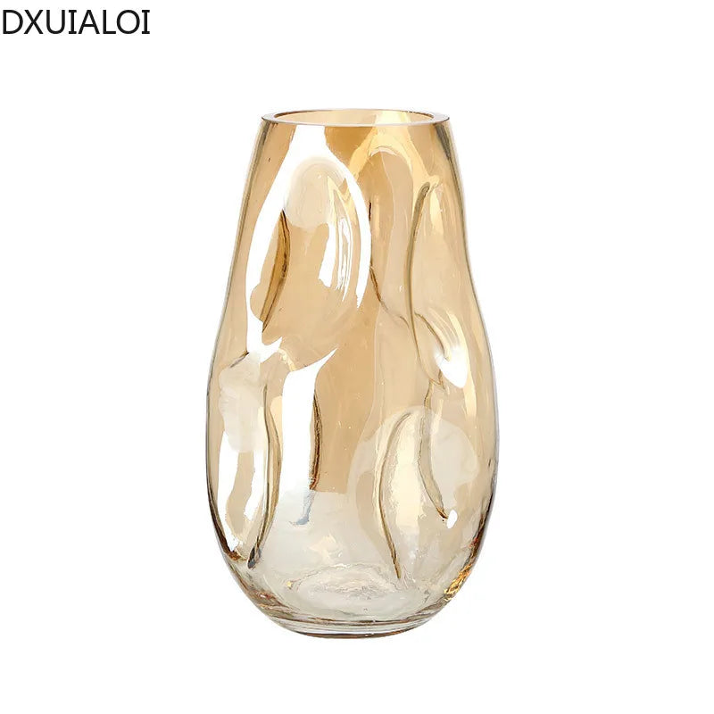 Detalhe da forma ondulada do vaso Aura em vidro escultural