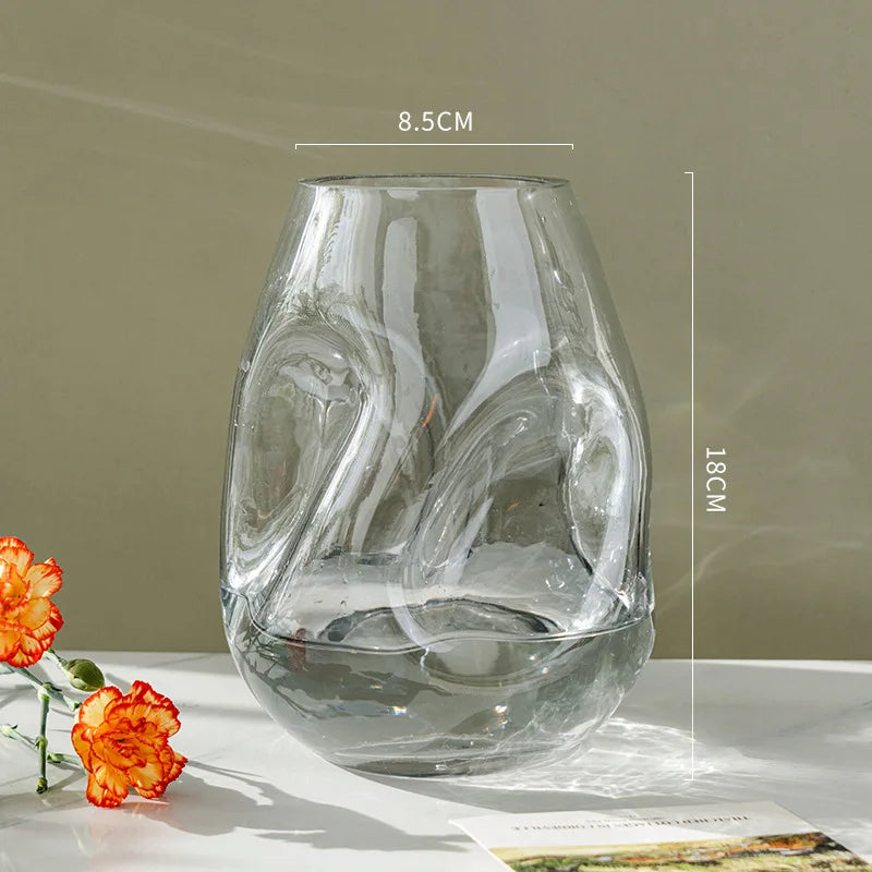 Vaso Aura em vidro transparente sobre mesa branca minimalista