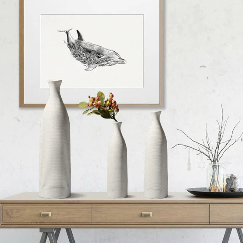 Vaso cerâmico branco clássico, ideal para decoração elegante de casa ou escritório. Perfeito para entradas, salas e como presente sofisticado para esposa ou mãe.