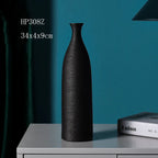 Vaso cerâmico branco clássico, ideal para decoração elegante de casa ou escritório. Perfeito para entradas, salas e como presente sofisticado para esposa ou mãe.