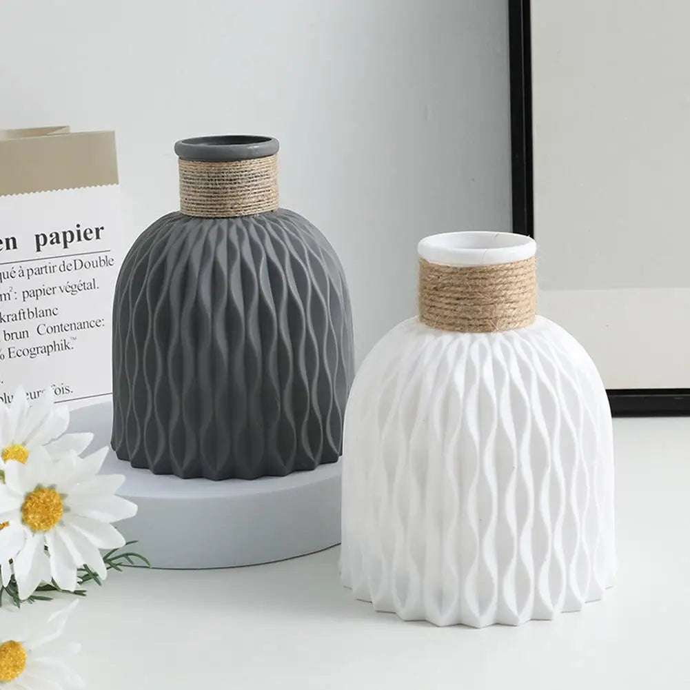 Vaso decorativo Breeze plástico PE formato curvo, vista frontal isolada