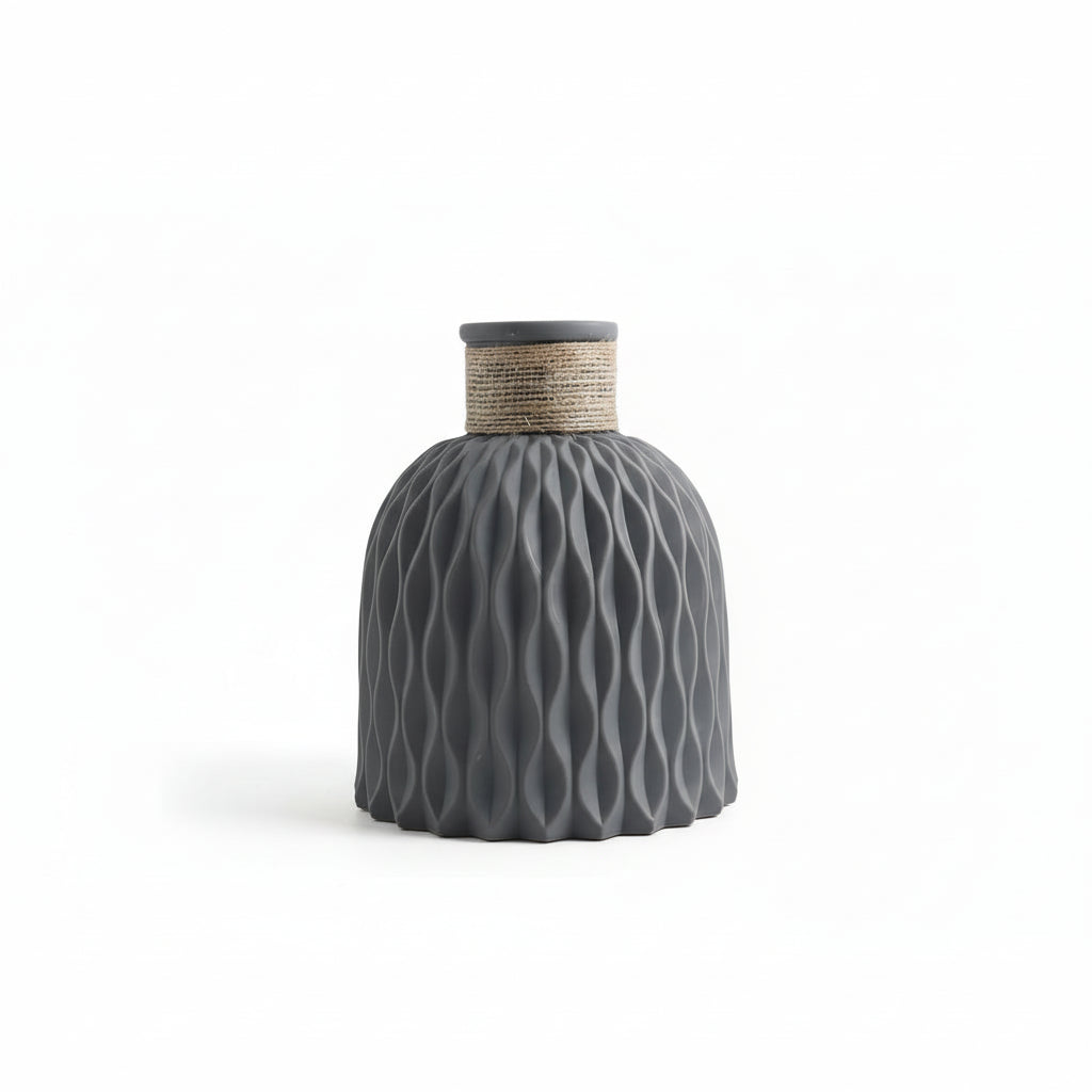 Vaso Breeze plástico PE em composição decorativa com plantas e objetos