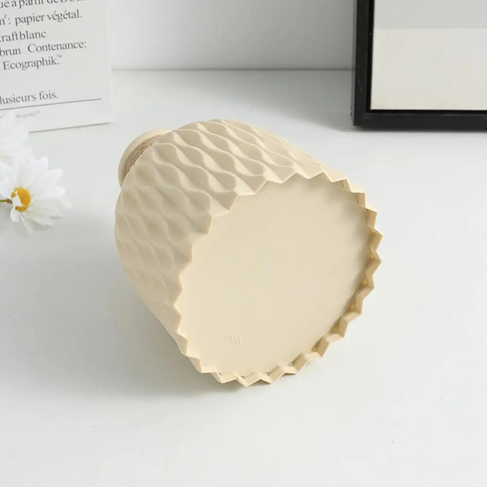 Detalhe do formato ondulado e acabamento liso do vaso Breeze plástico PE
