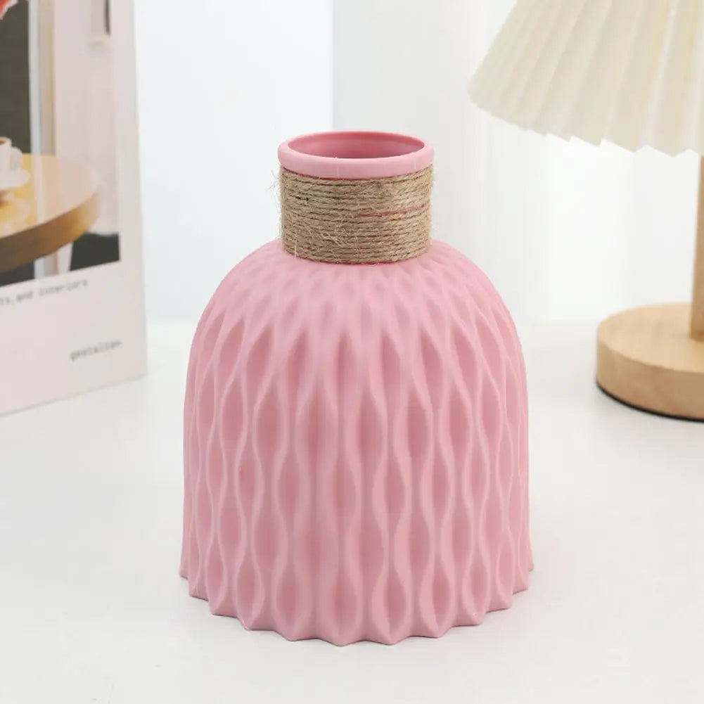 Vaso decorativo Breeze plástico PE na cor rosa pastel sobre mesa