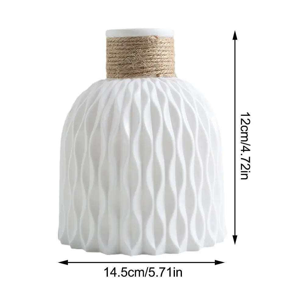 Vaso decorativo Breeze plástico PE na cor branco puro sobre superfície clara