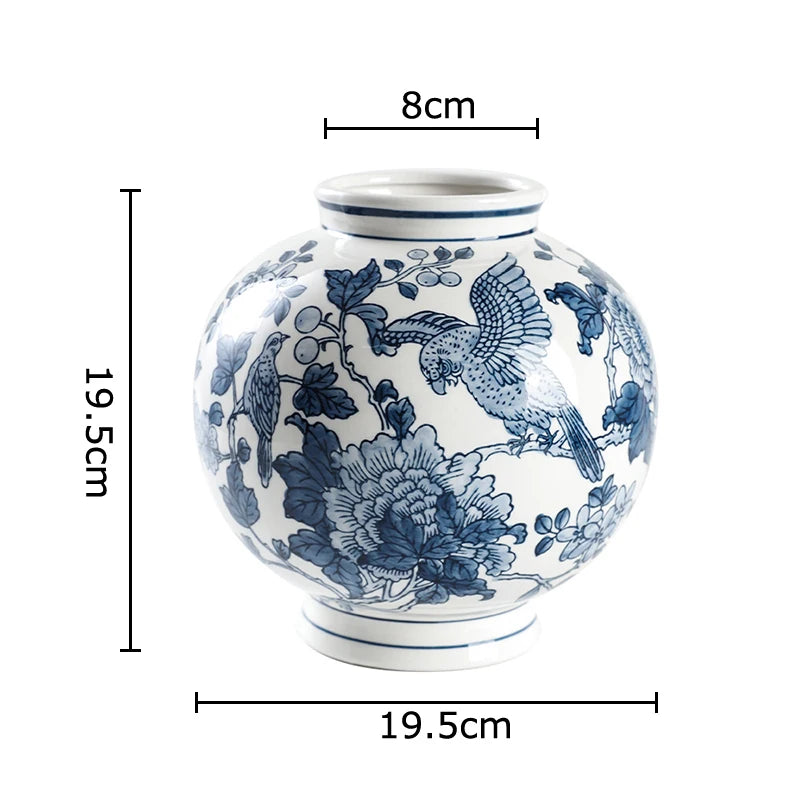 O vaso decorativo Classical Blue une porcelana e cerâmica em um design azul e branco atemporal.