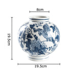 O vaso decorativo Classical Blue une porcelana e cerâmica em um design azul e branco atemporal.