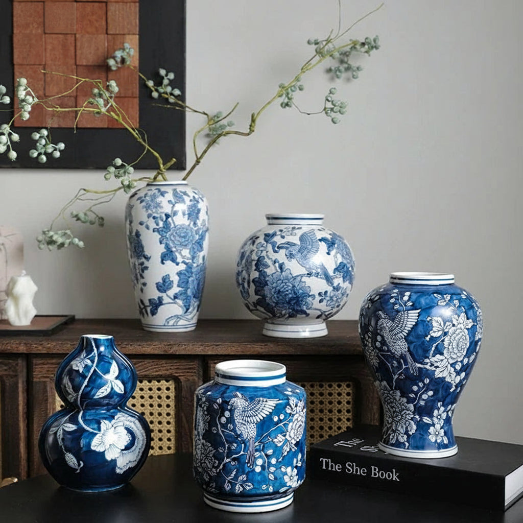 O vaso decorativo Classical Blue une porcelana e cerâmica em um design azul e branco atemporal.