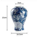 O vaso decorativo Classical Blue une porcelana e cerâmica em um design azul e branco atemporal.