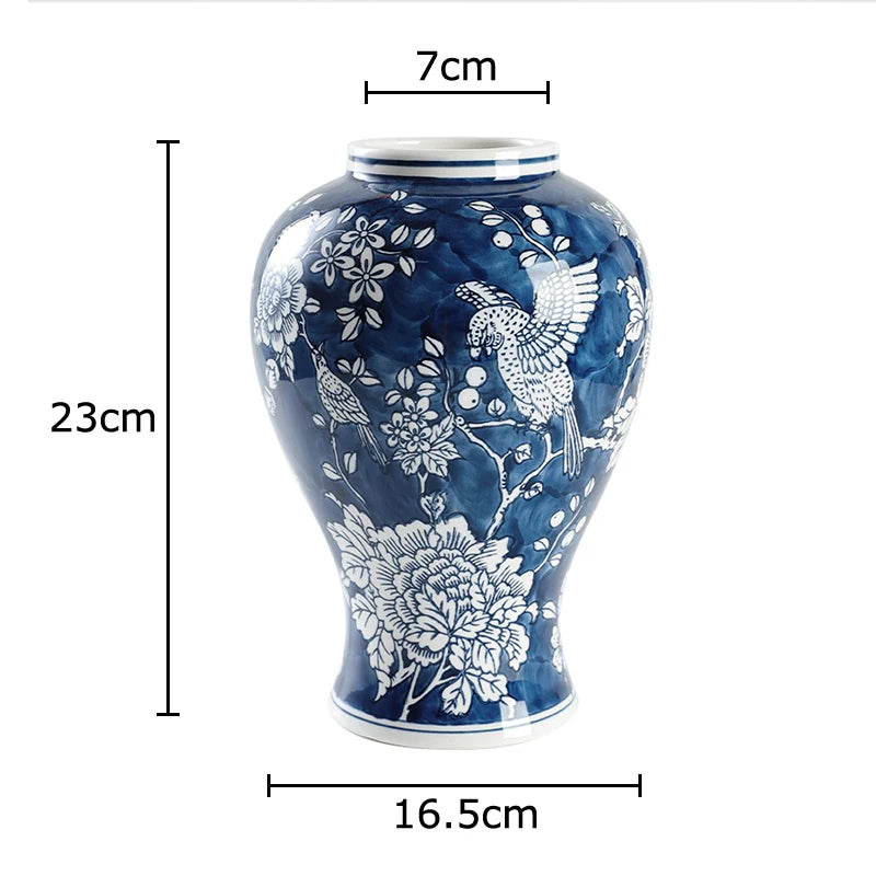 O vaso decorativo Classical Blue une porcelana e cerâmica em um design azul e branco atemporal.