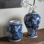 O vaso decorativo Classical Blue une porcelana e cerâmica em um design azul e branco atemporal