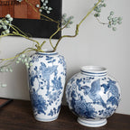 O vaso decorativo Classical Blue une porcelana e cerâmica em um design azul e branco atemporal.