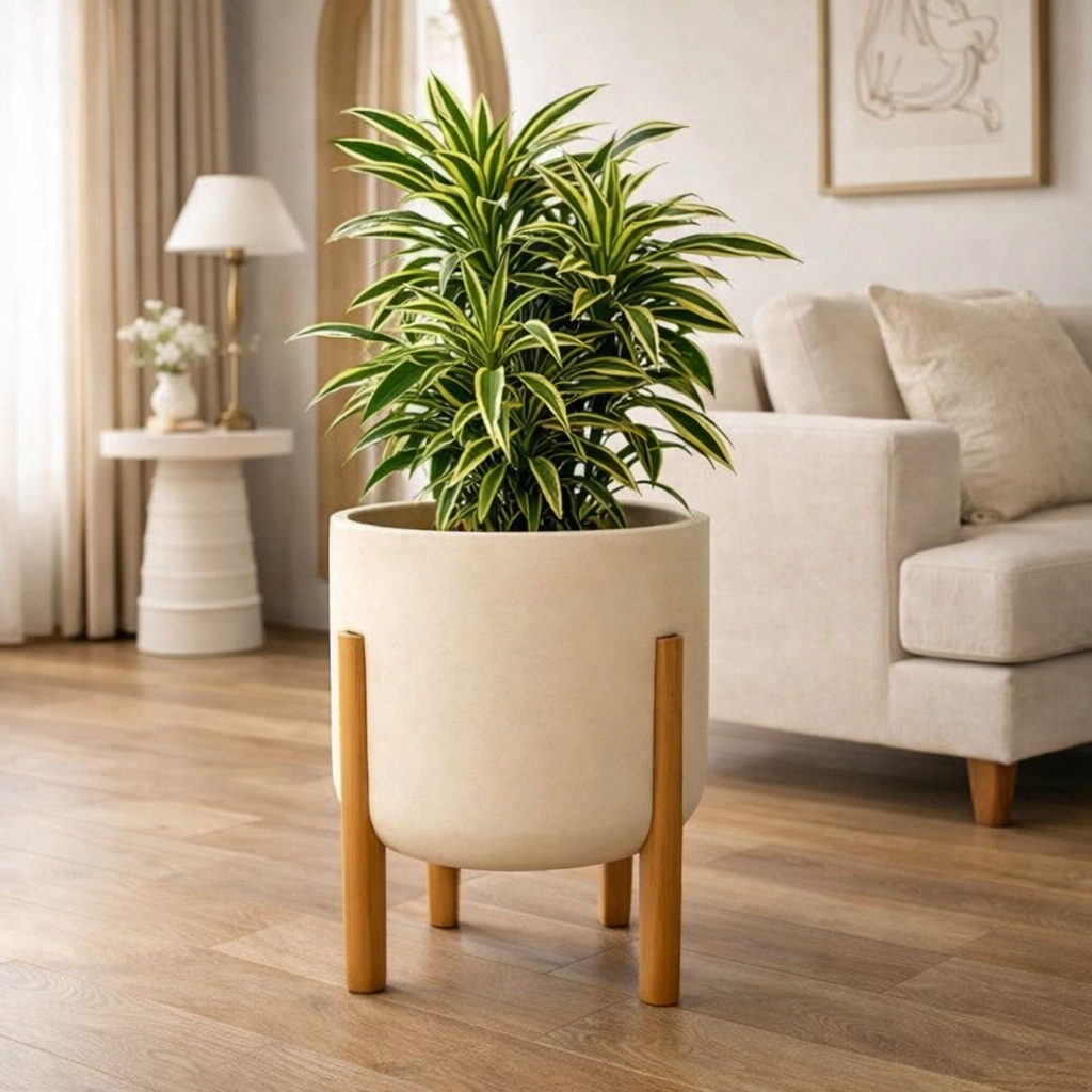 Vaso decorativo com suporte de madeira sobre mesa de sala