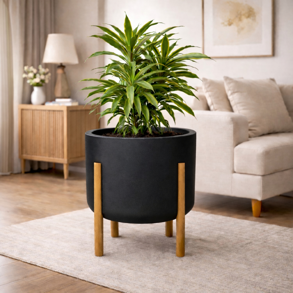Vaso planta com pé de madeira em composição decorativa de sala