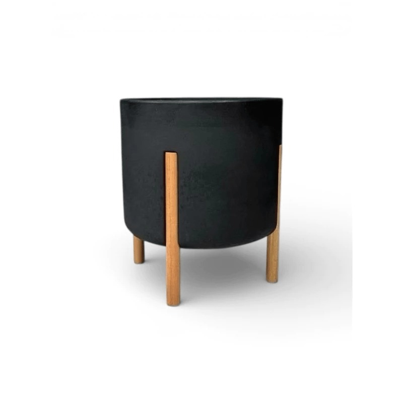 Vaso com suporte de madeira compondo prateleira decorativa minimalista